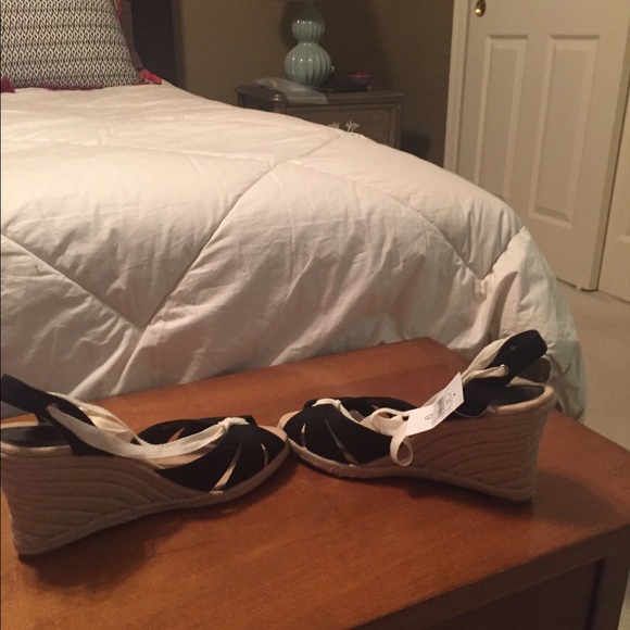 Shoes - Picture 4 of 7